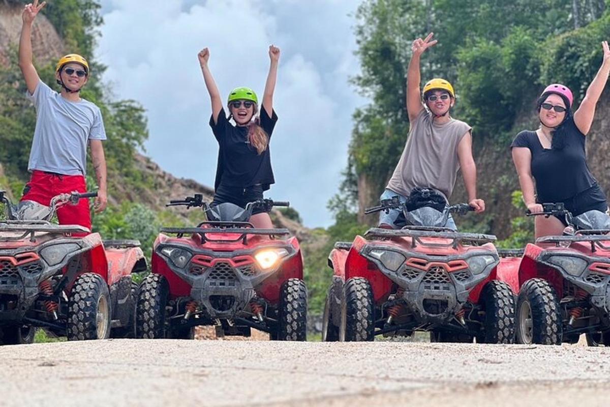 sekumpulan orang di atv di jalan tanah
