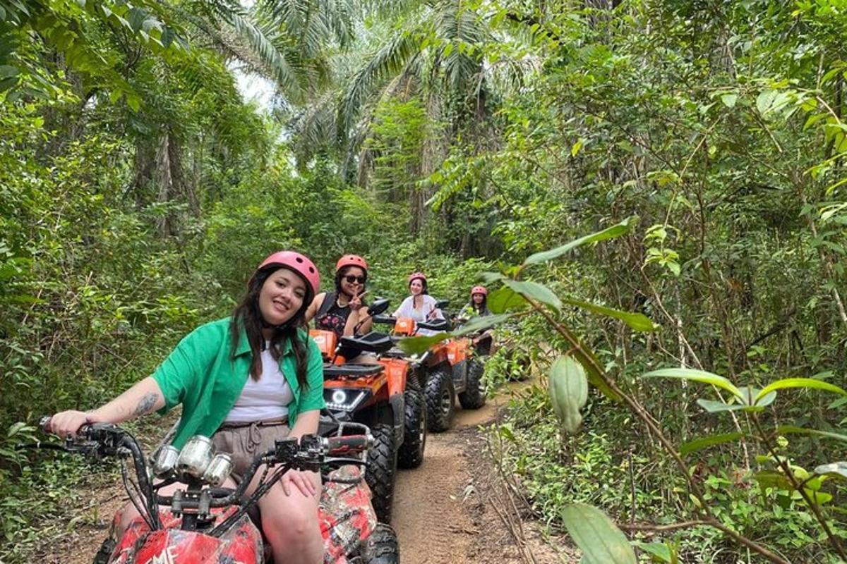 sekumpulan orang menunggang atv menuruni denai