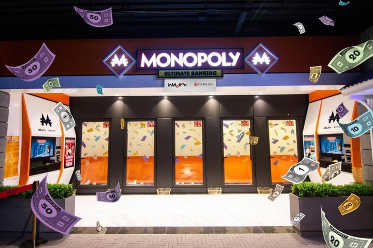 Una tienda de comestibles con un cartel de monopolio en la fachada.