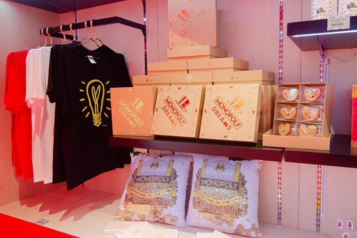 Un estante con una camisa y cajas de comida.