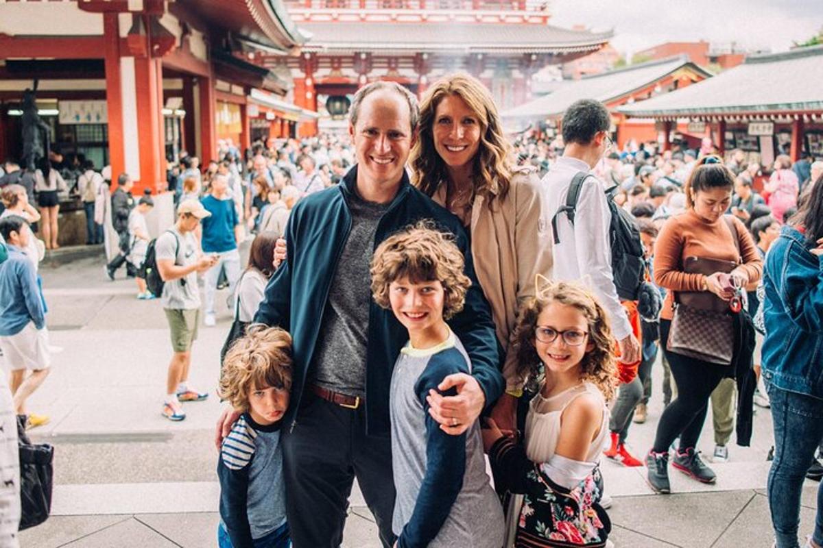 una família posant per a una foto entre una multitud de gent