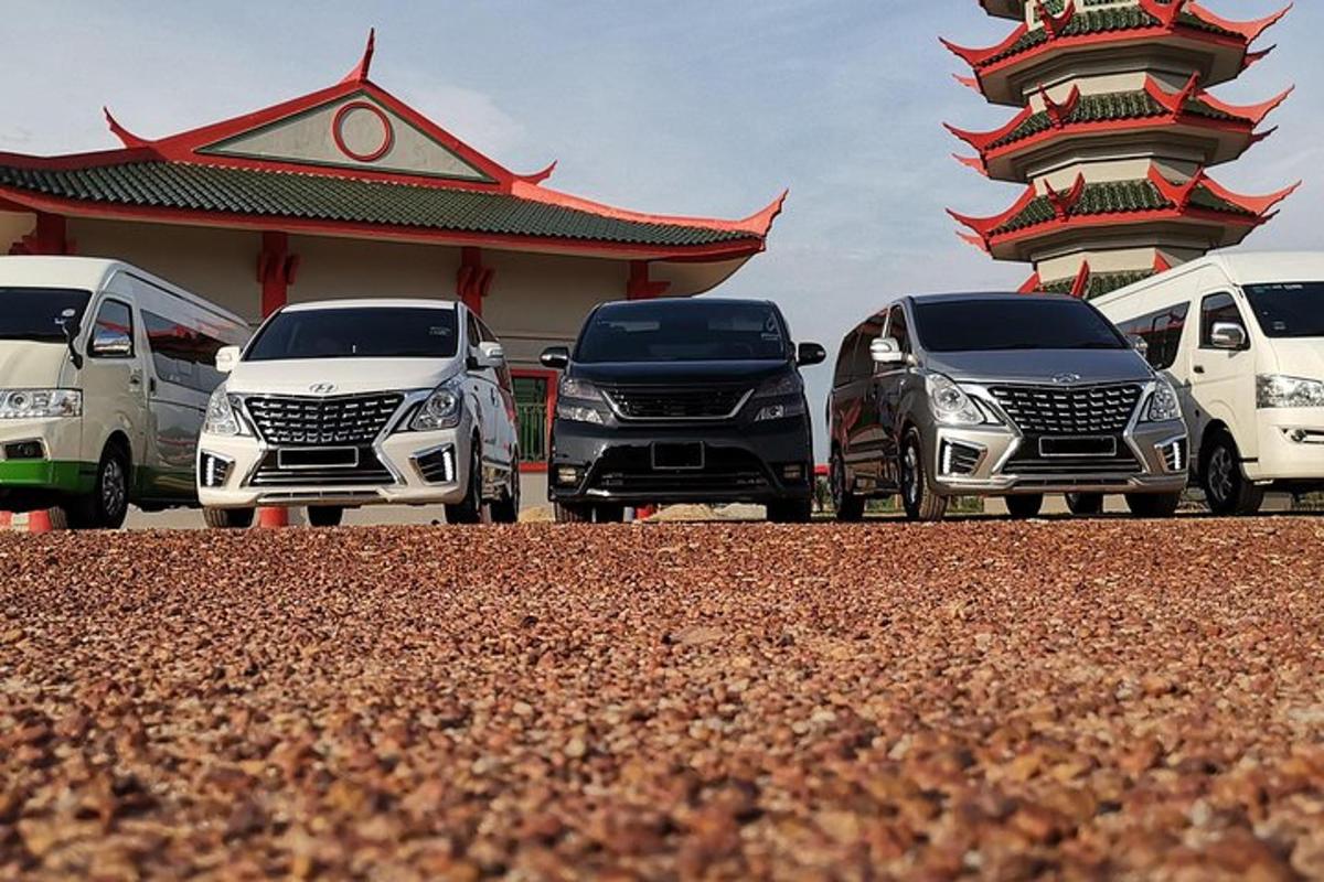 grupp autosid, mis on pargitud hoone ette
