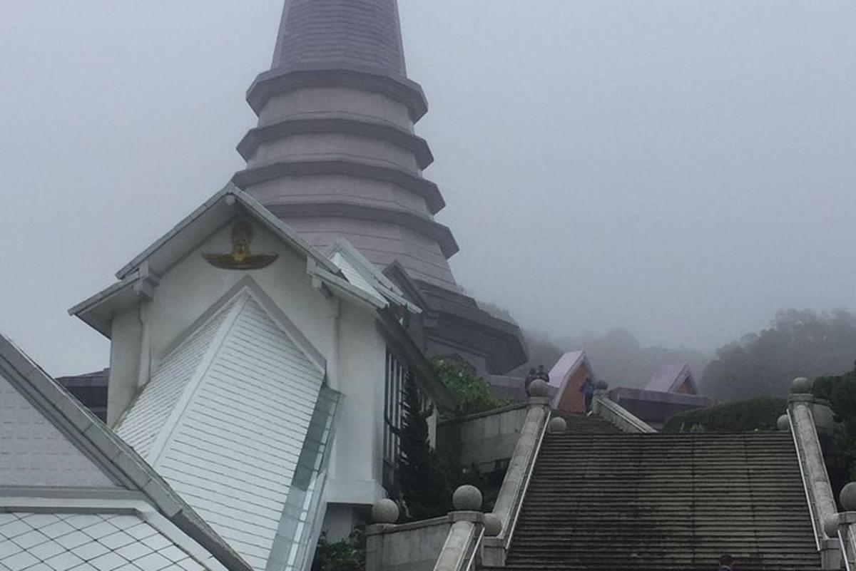 sebuah bangunan dengan menara tinggi di atasnya