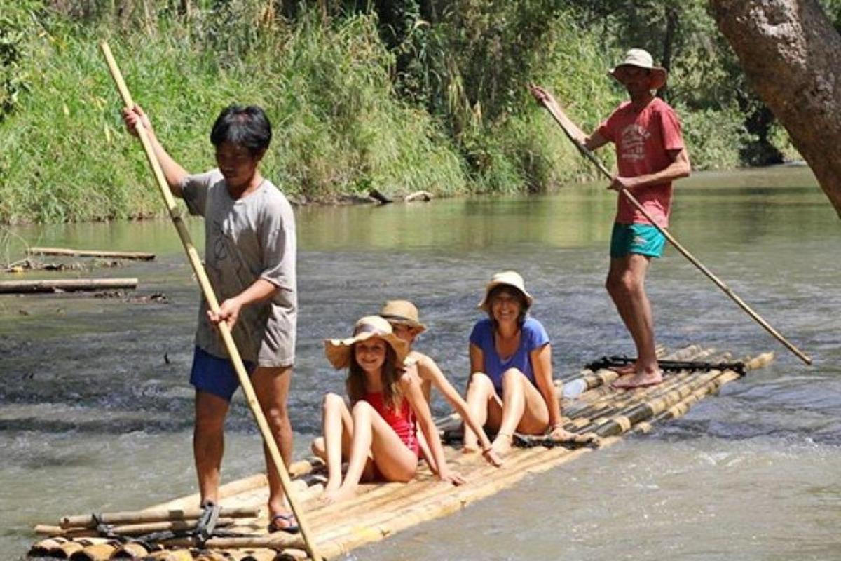 un gruppo di persone su una zattera in acqua