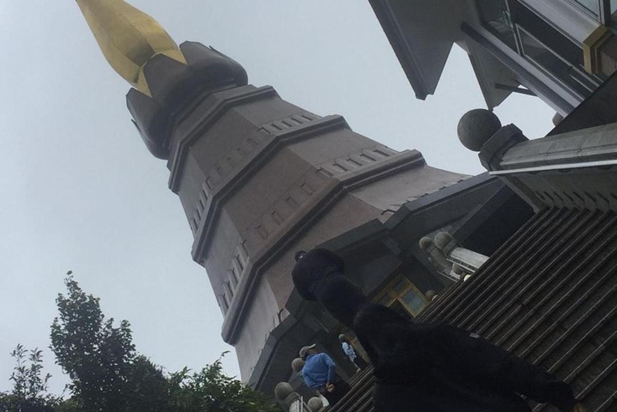 sebuah bangunan dengan patung burung di atasnya