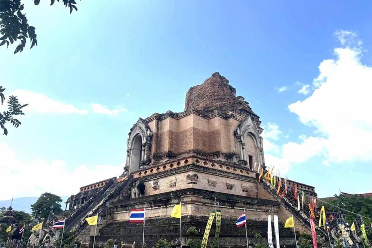 một tòa nhà có cờ ở phía trước