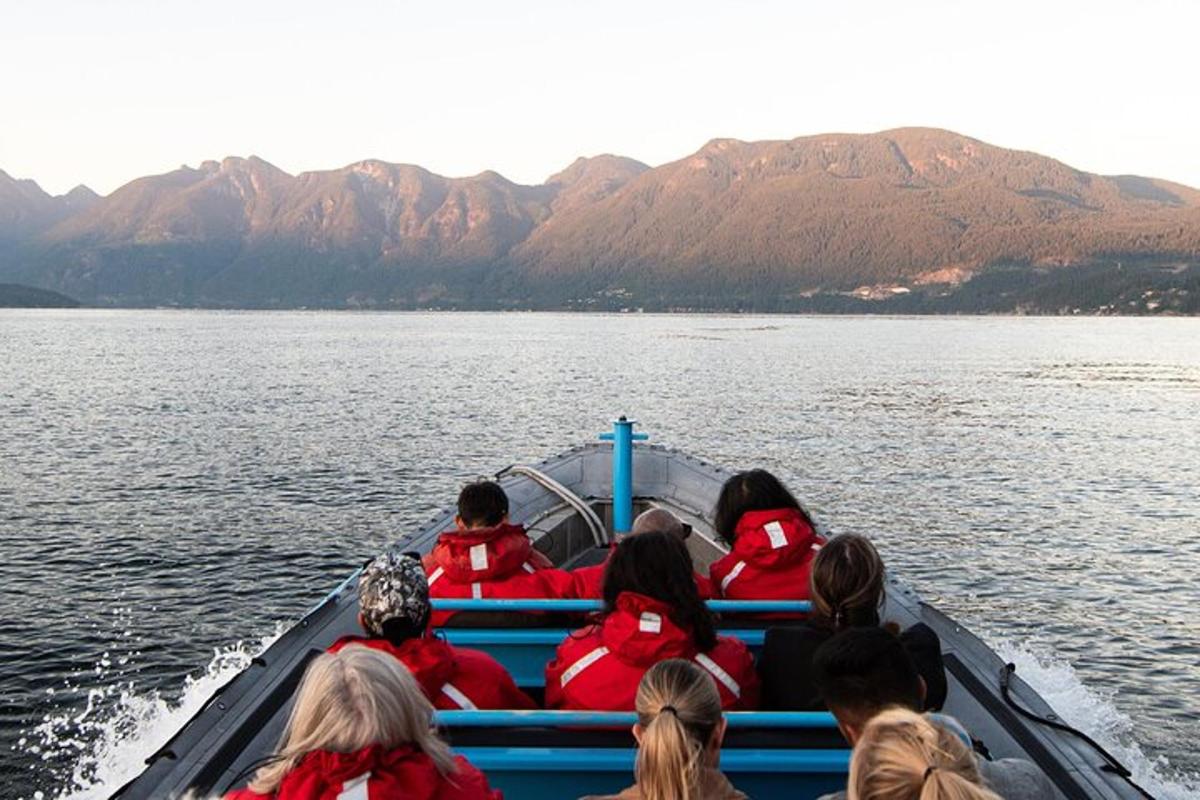 un gruppo di persone su una barca sull'acqua