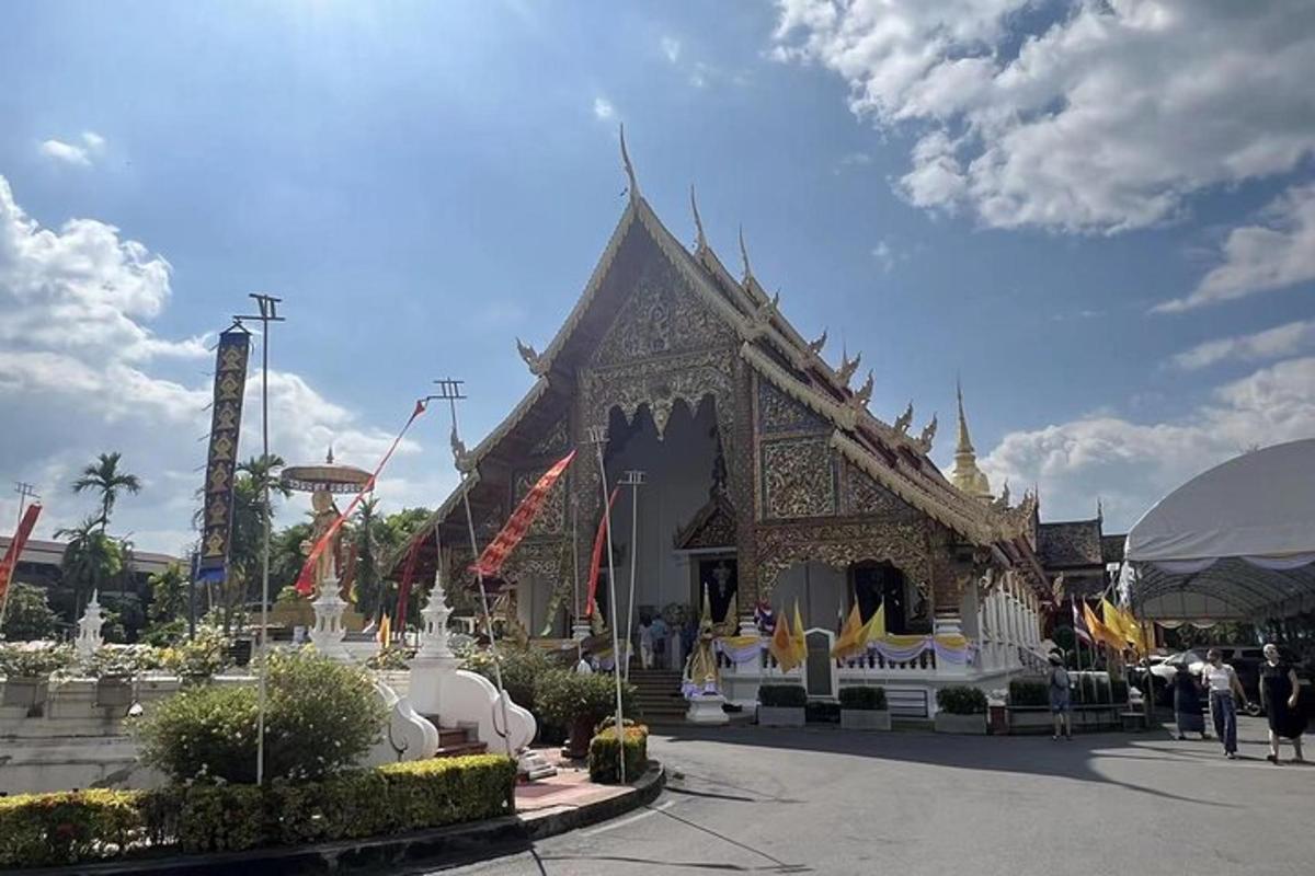 một tòa nhà lớn trong thành phố với nhiều người đi bộ xung quanh