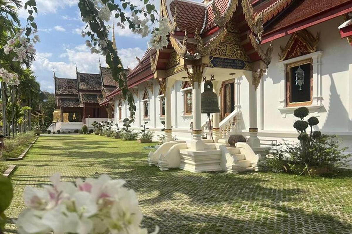 một tòa nhà có những chiếc ghế trắng ở phía trước sân