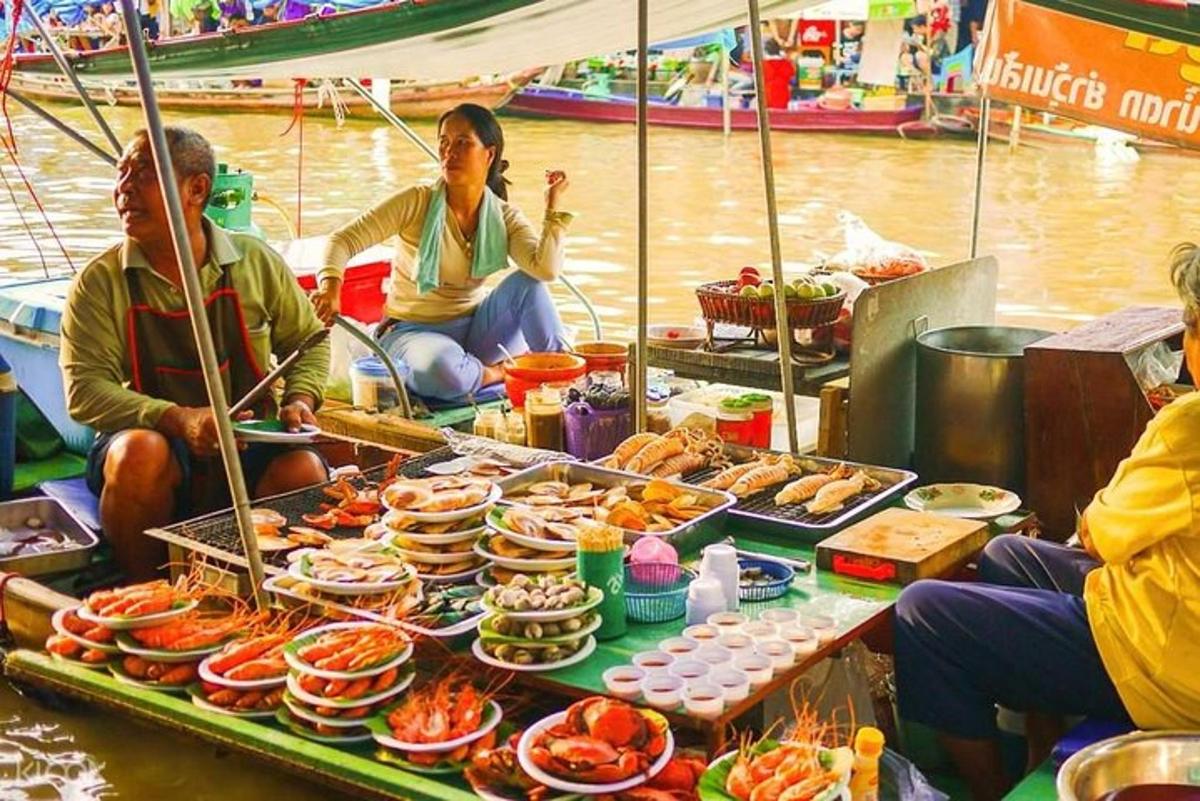 กลุ่มคนนั่งอยู่บนเรือพร้อมอาหาร