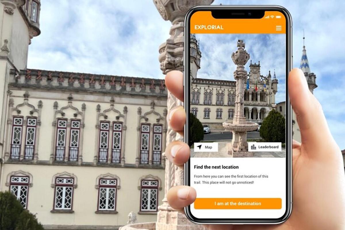 una persona que sosté un telèfon mòbil davant d'un edifici