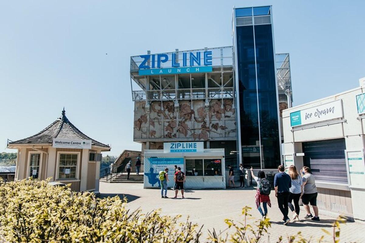 skupina lidí stojících před budovou