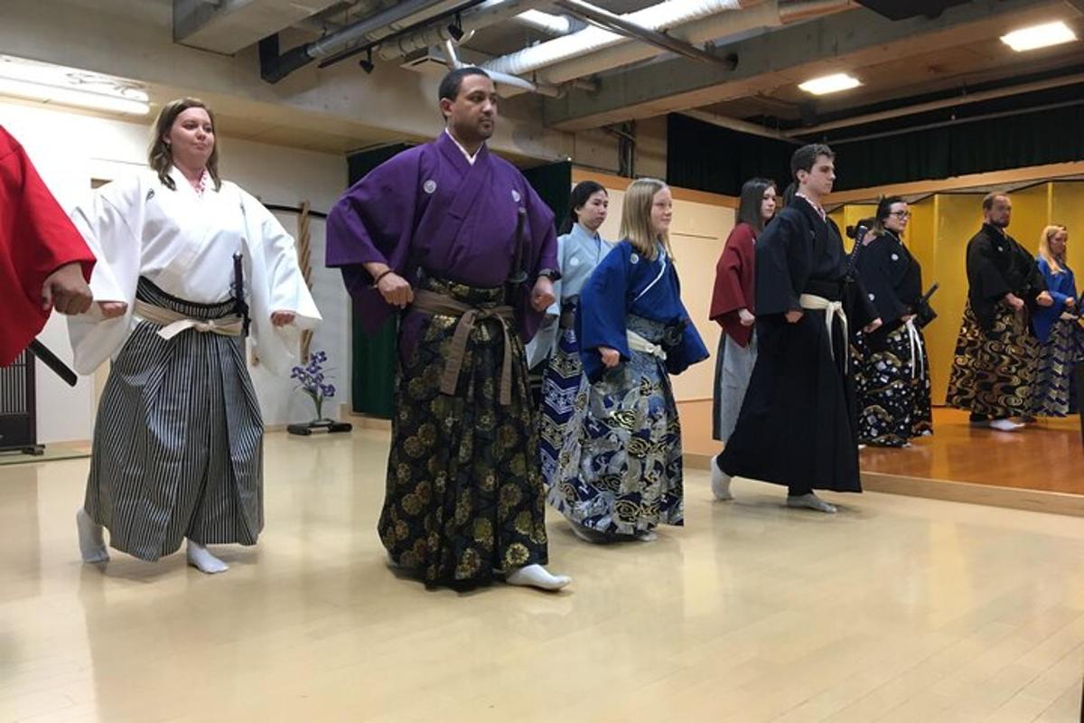 eine Gruppe von Menschen in Kimonos, die in einer Reihe gehen