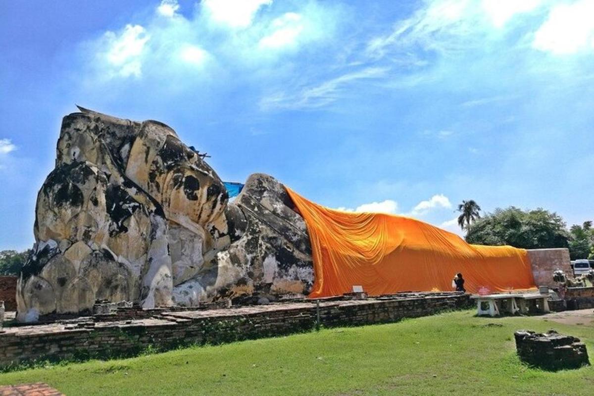 isang malaking bato na may kulay kahel na tarp sa paligid