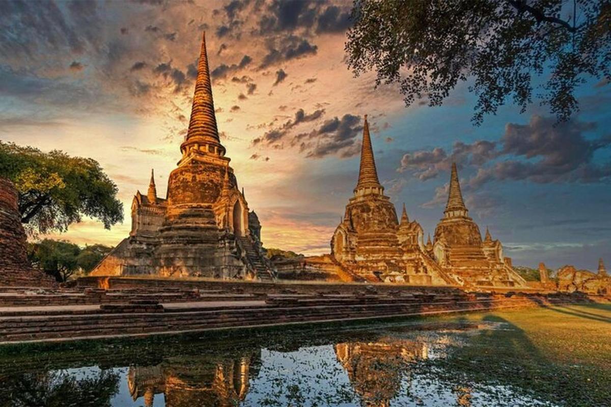 sekelompok pagoda yang terletak di sebelah perairan