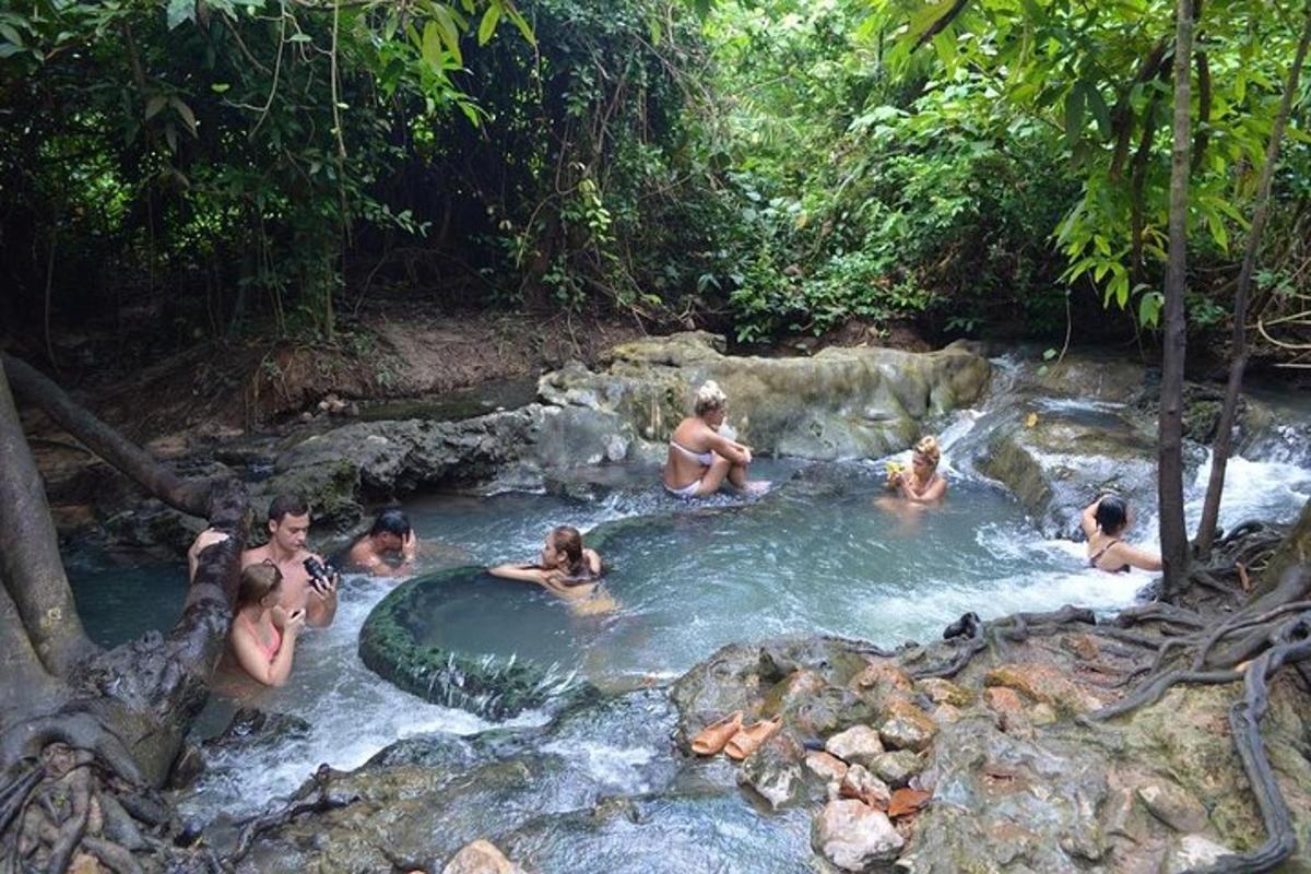 sekumpulan orang berenang di sungai