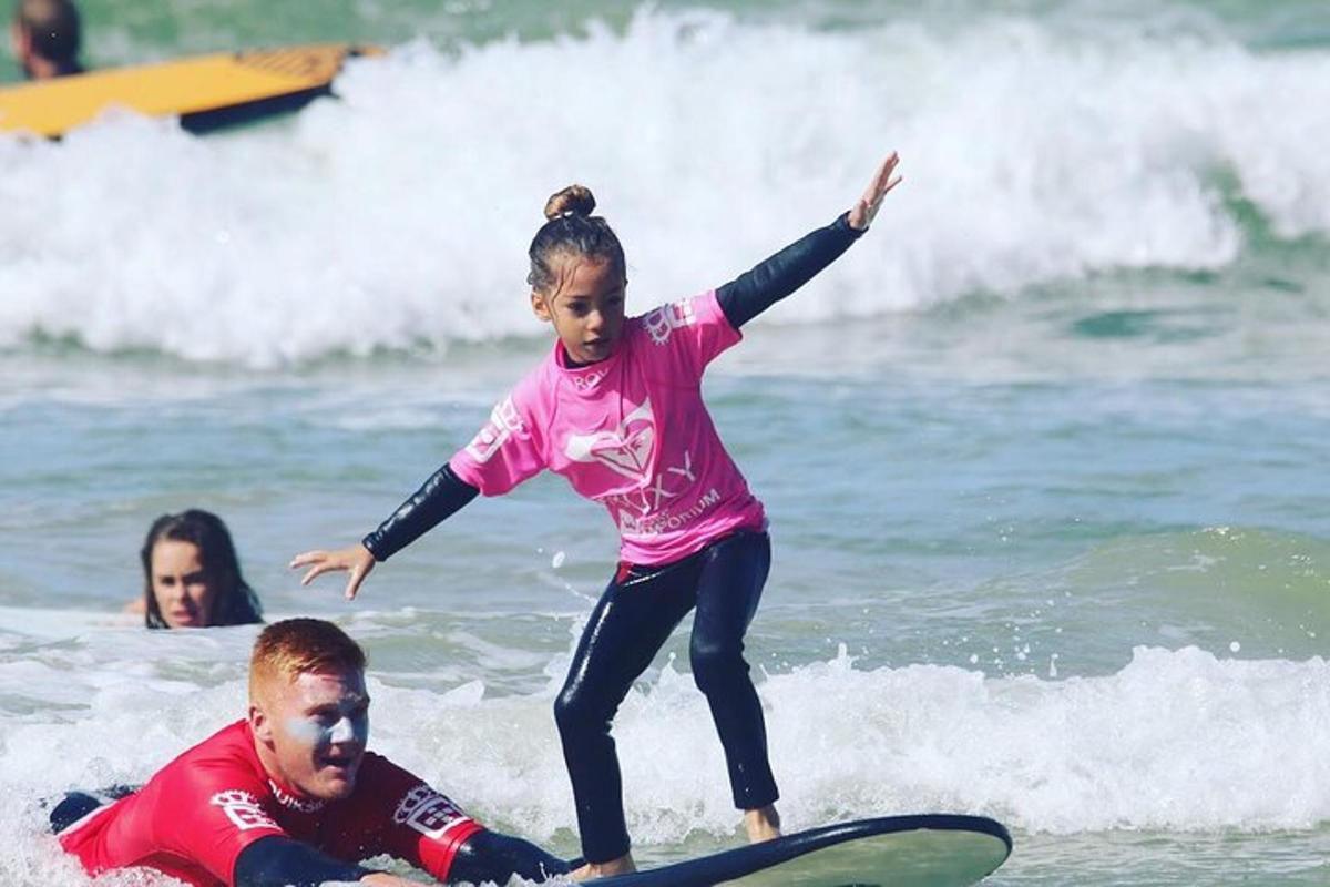 mlado dekle, ki stoji na deski za surfanje v oceanu