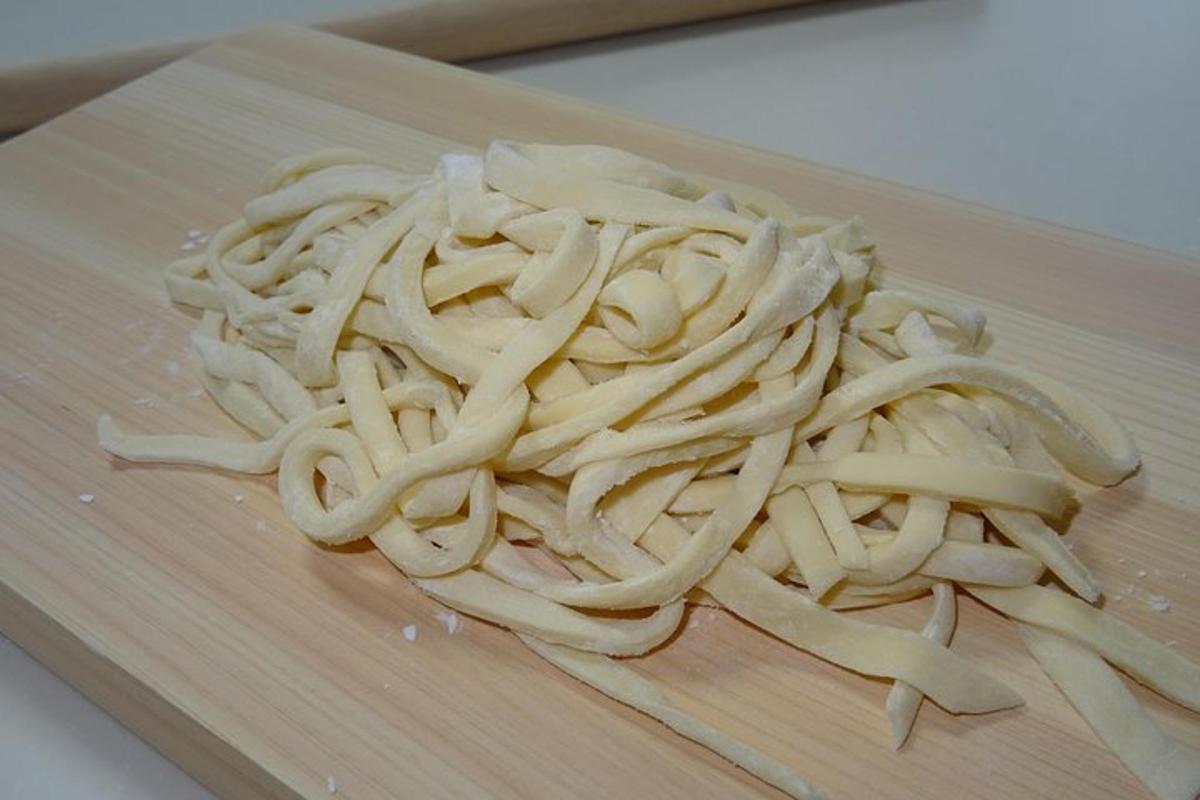 hromada cibule na prkénku