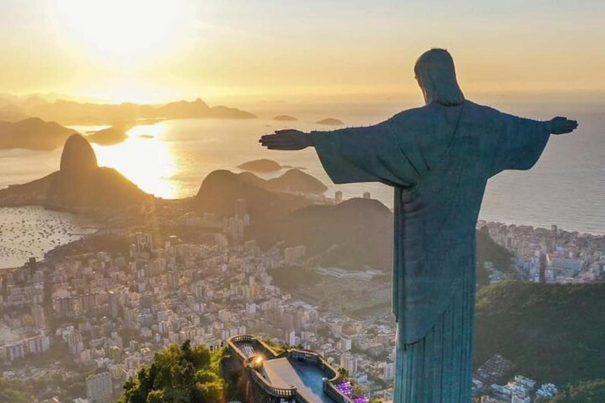 una statua del Cristo Redentore che domina una città