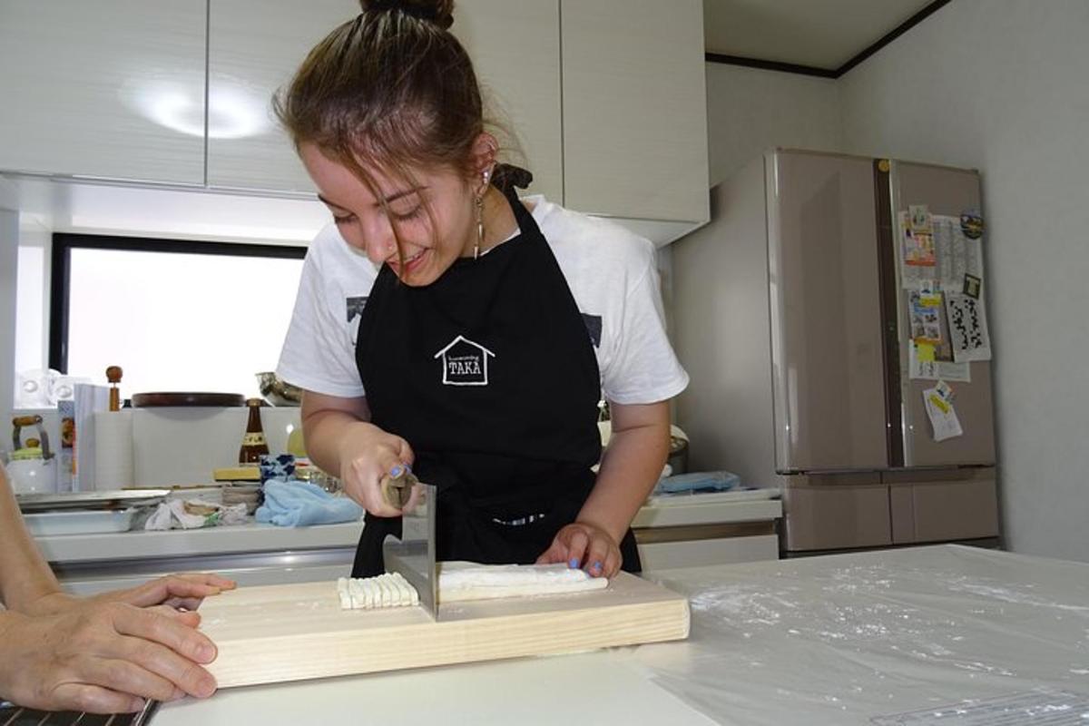 žena v kuchyni připravuje jídlo na prkénku
