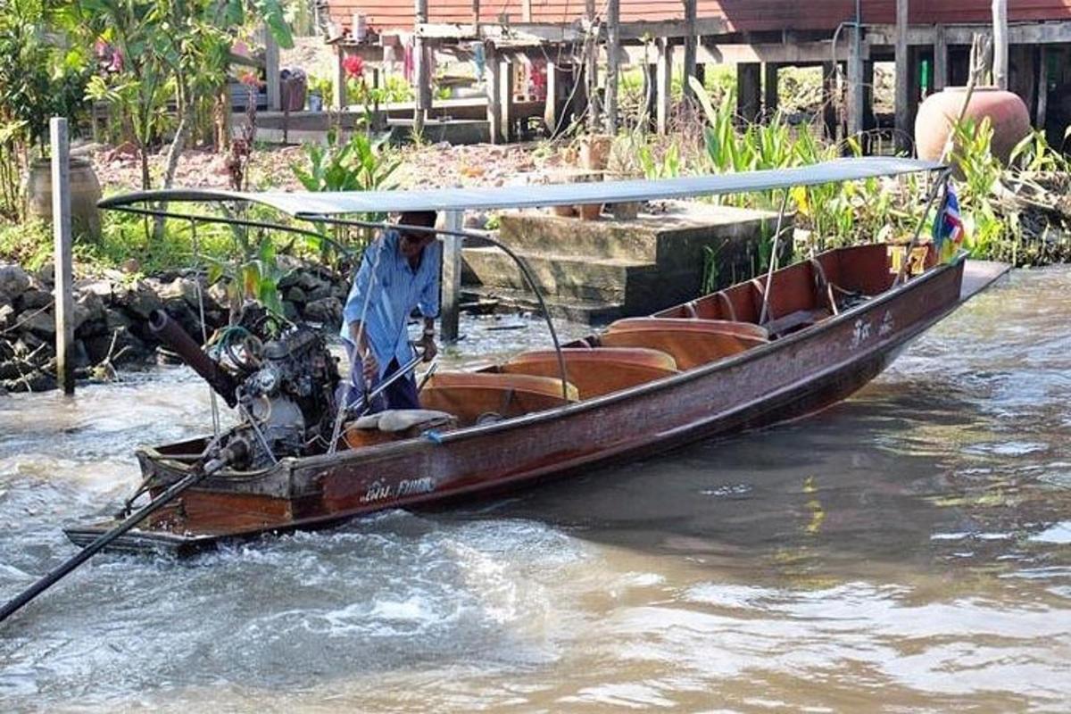 un uomo sta remando una barca in acqua