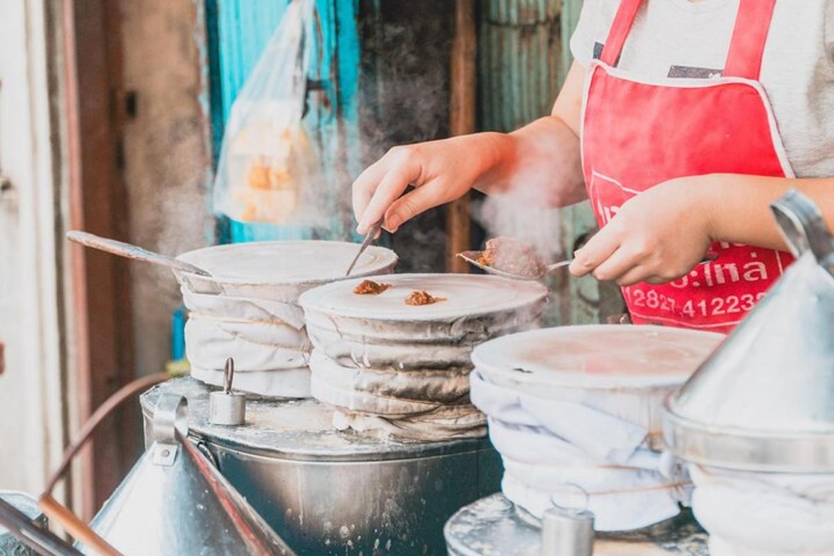 seorang wanita menyediakan makanan di gerai makanan
