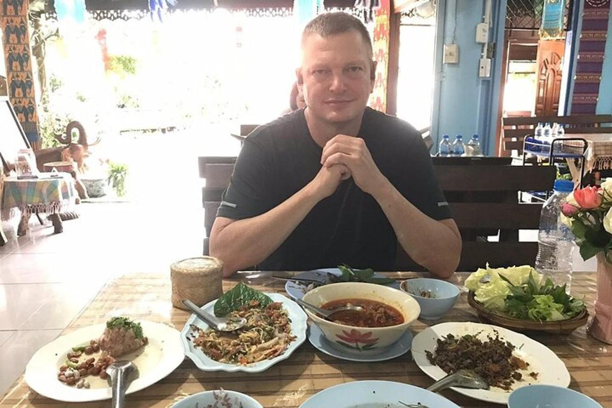seorang lelaki duduk di meja dengan pinggan makanan