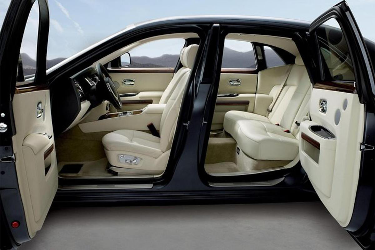 um close do interior de um carro