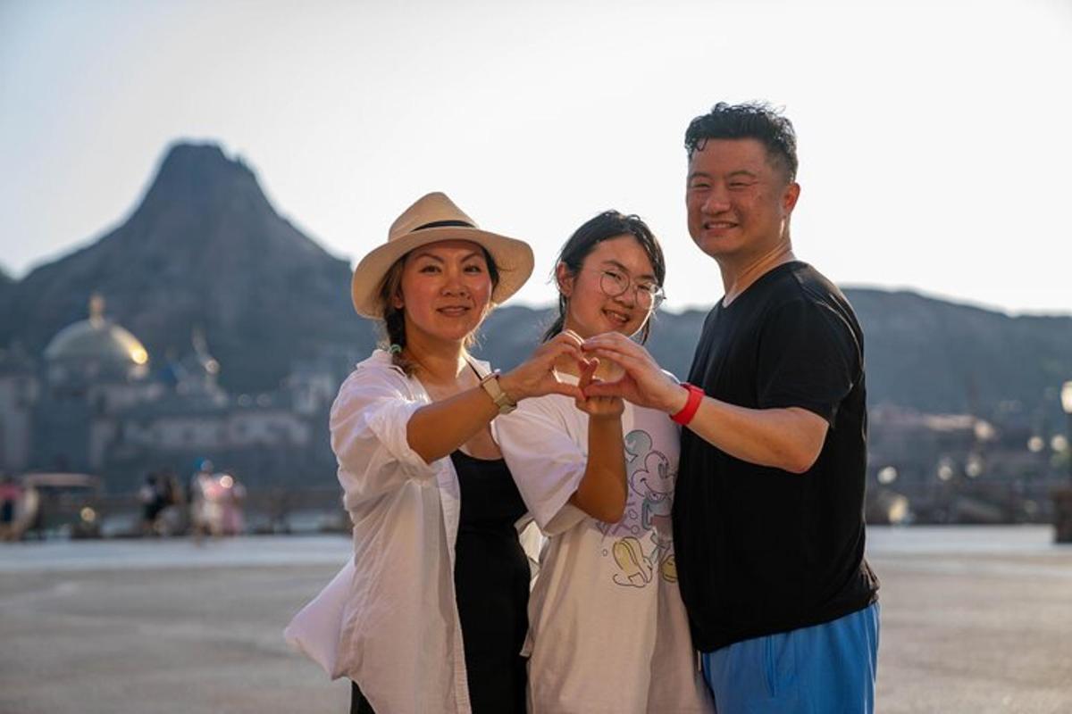 서로 옆에 서 있는 남자와 여자