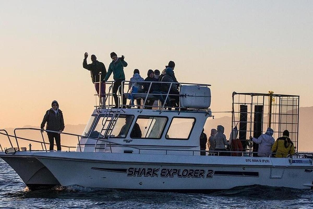 μια ομάδα ανθρώπων σε μια βάρκα στο νερό