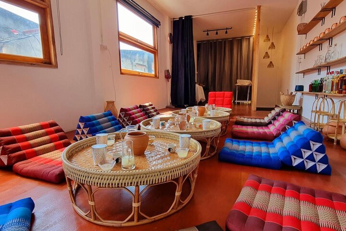 Una habitación con sofás y mesas en una habitación.