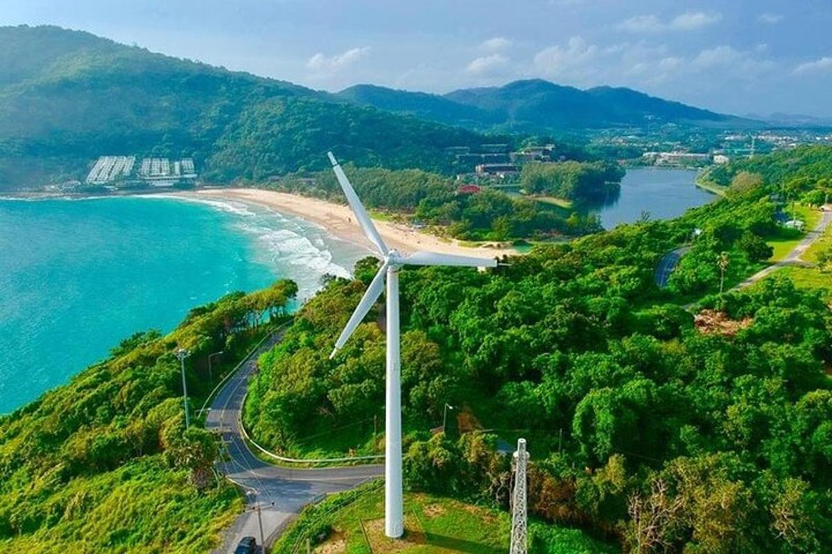 una vista aerea di una turbina eolica vicino a una spiaggia