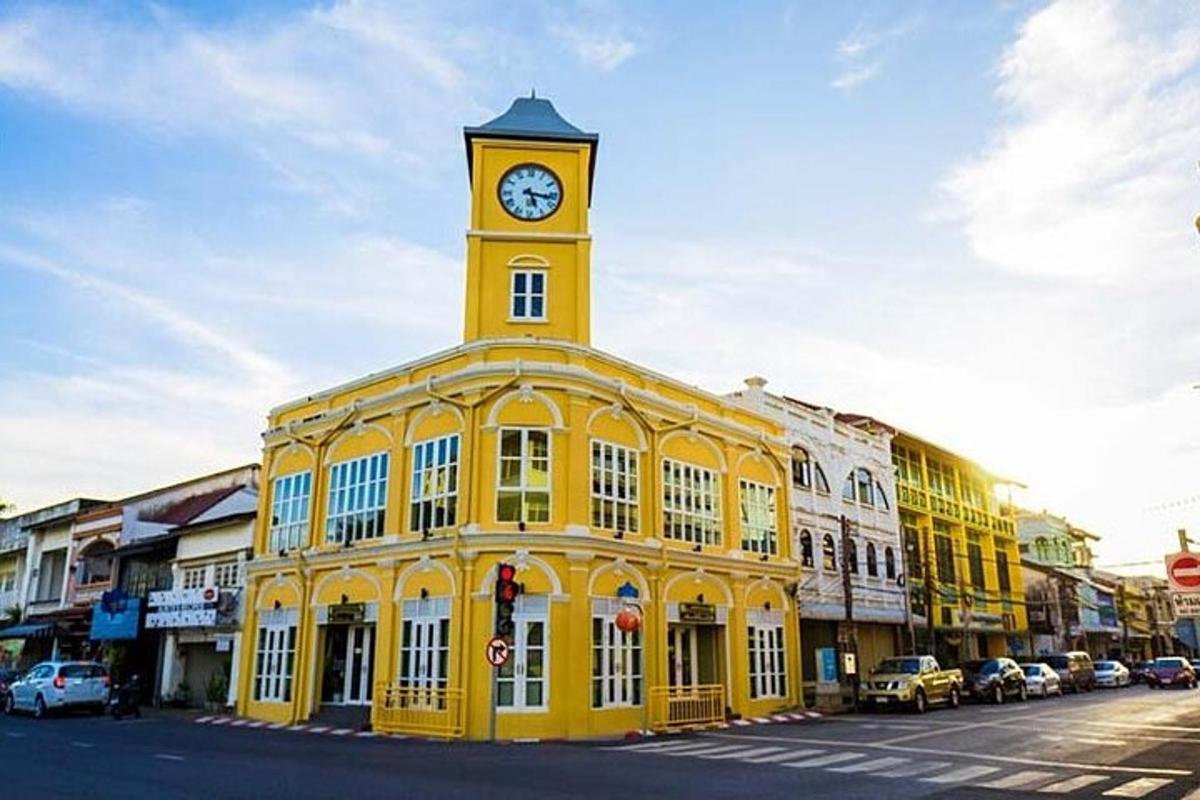 un edificio giallo con una torre dell'orologio in cima