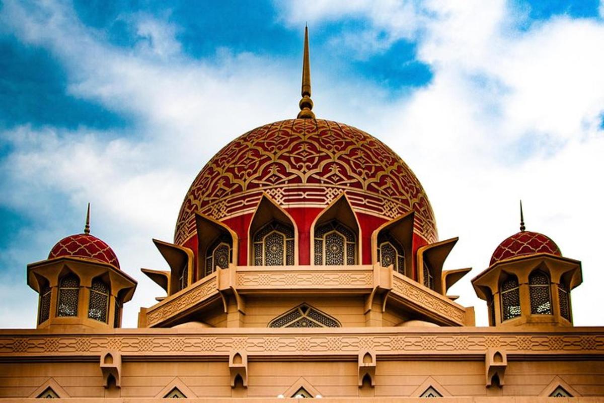 una moschea con due cupole in cima a un edificio