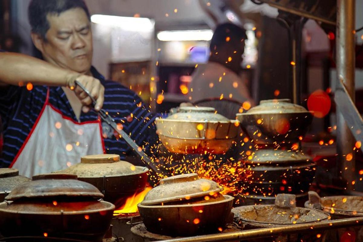 un uomo che cucina cibo in pentole su un fornello