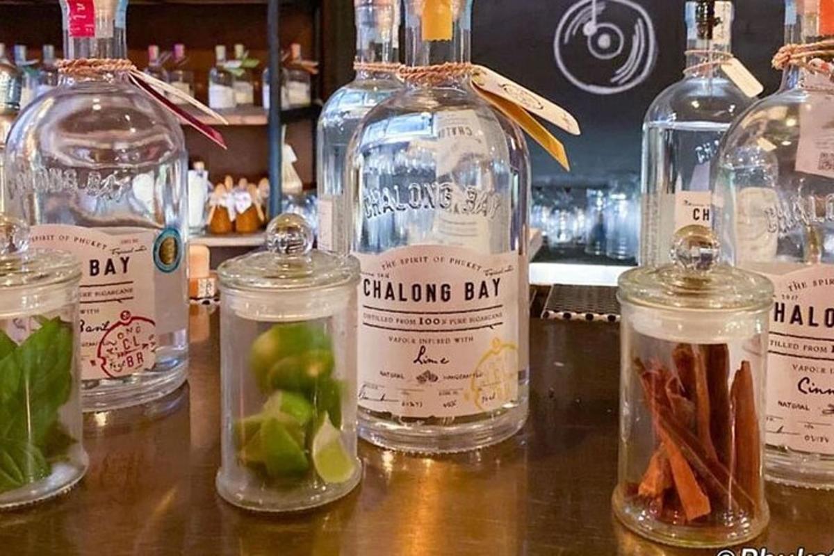 sekumpulan botol alkohol duduk di atas kaunter