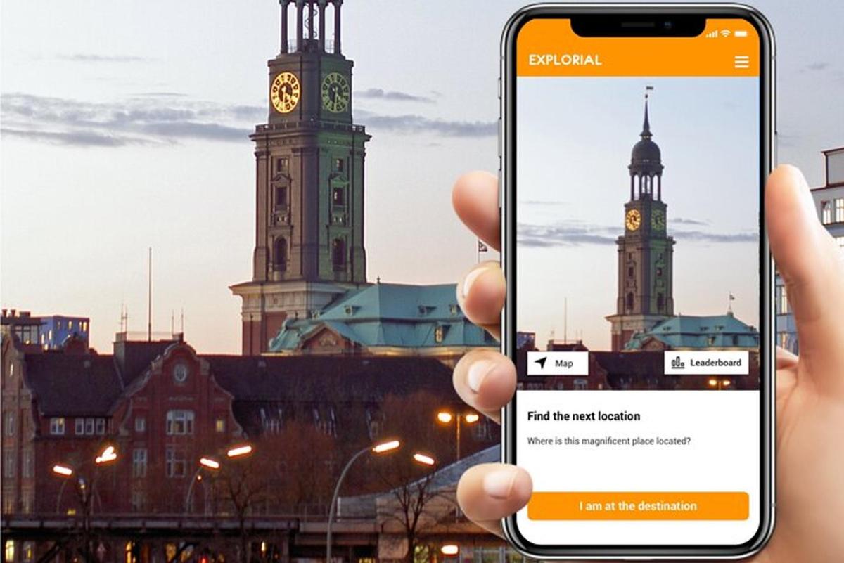inimene, kes hoiab kellatorni ees mobiiltelefoni