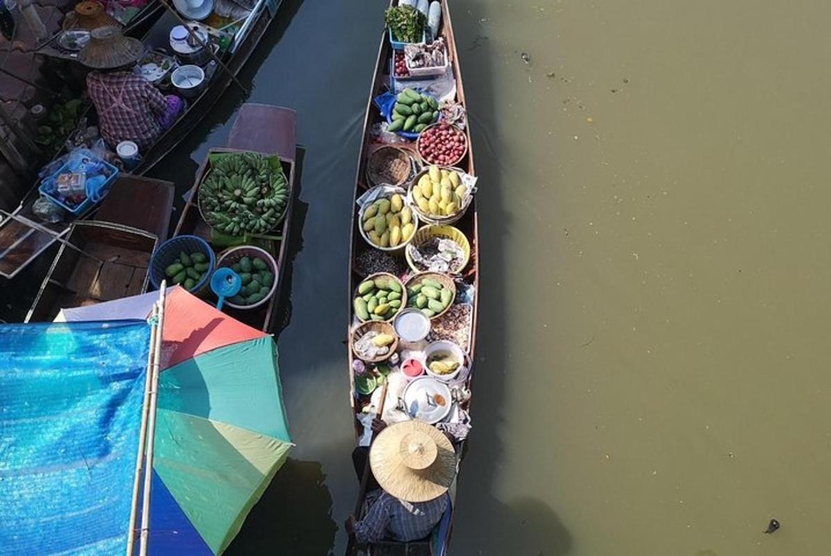 una vista dall'alto di una barca piena di frutta e verdura