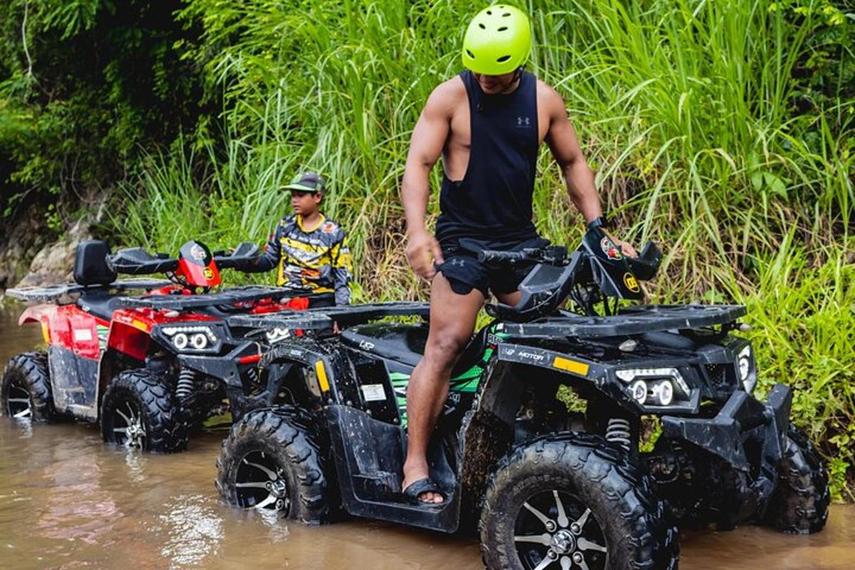 um homem em pé em um quadriciclo na água