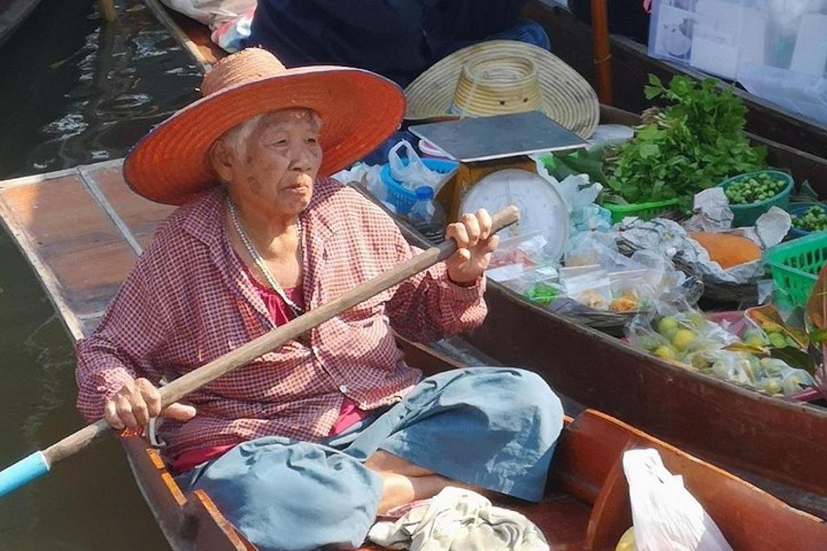 una donna seduta su una barca con una pagaia