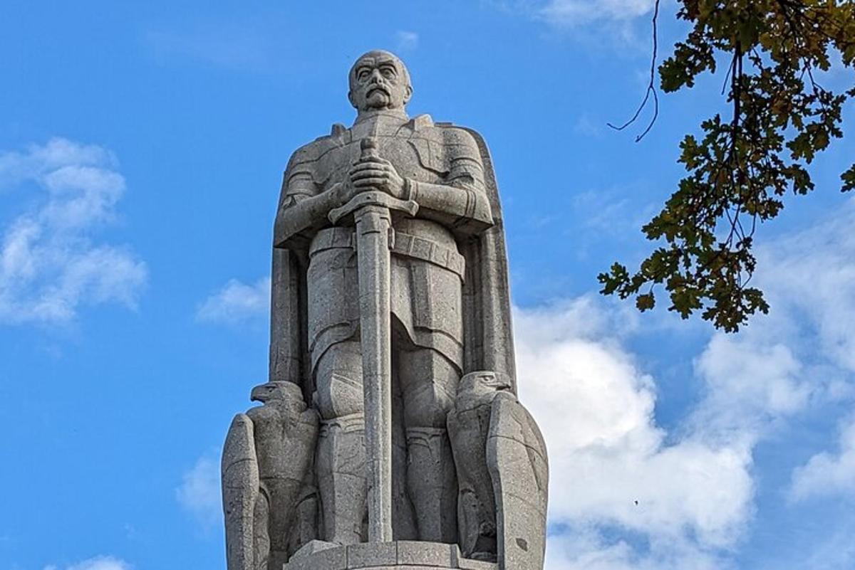 статуя чоловіка на даху будівлі
