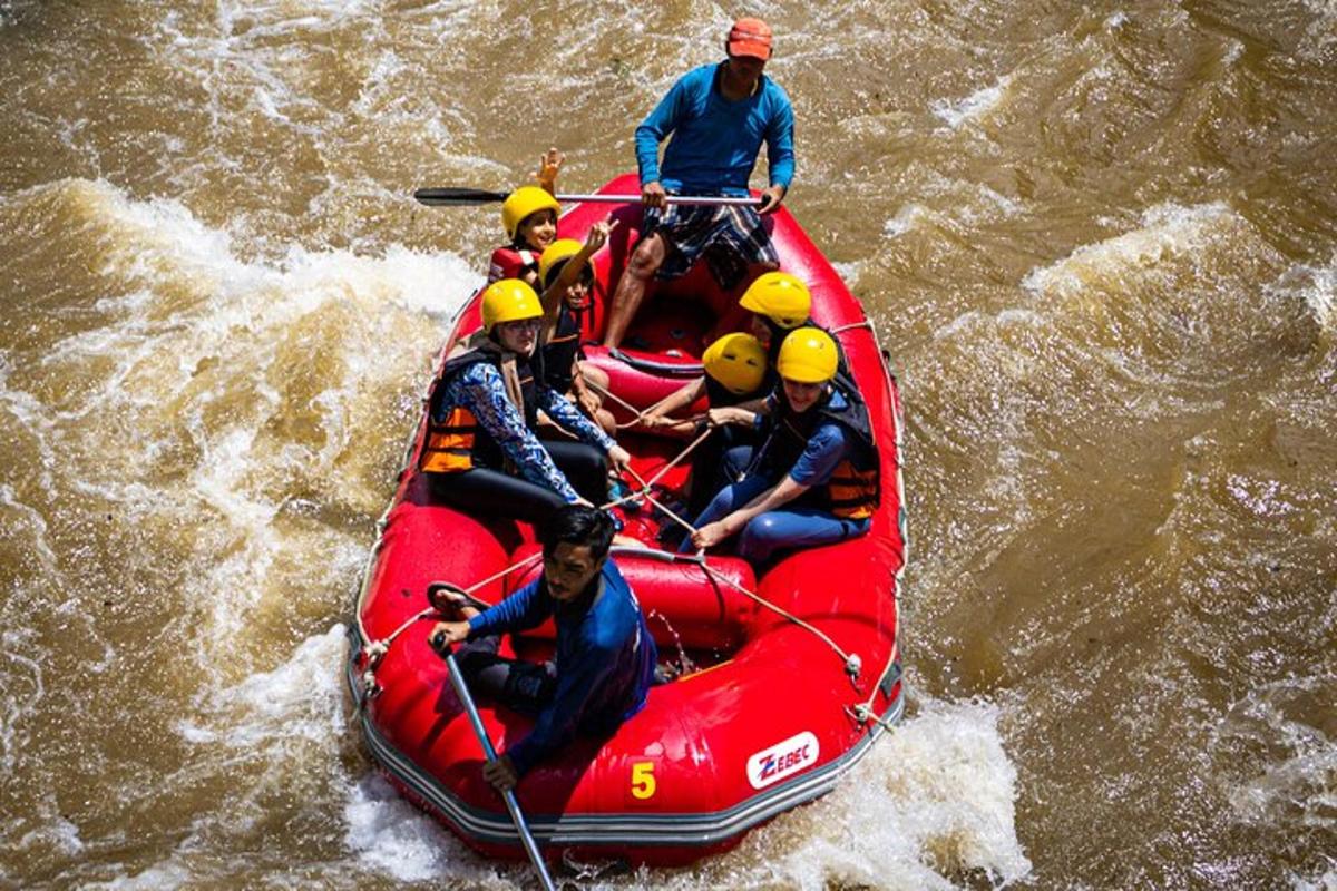 un grupo de personas en una balsa en el agua