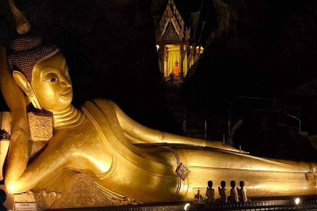 uma estátua dourada de uma mulher aitatingitatingitatingitatingitating