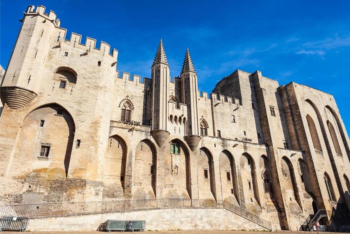 um grande edifício de pedra com arcos e torres
