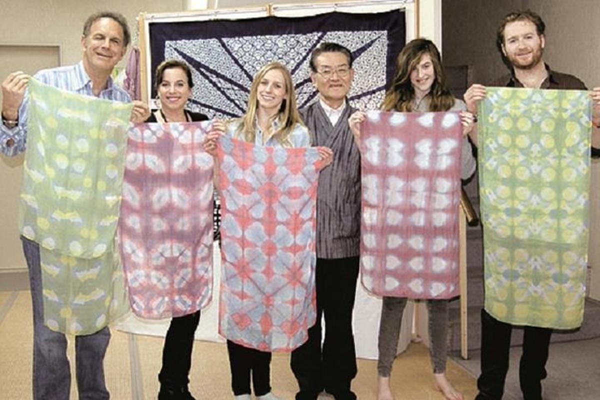 un gruppo di persone che tengono in mano delle coperte