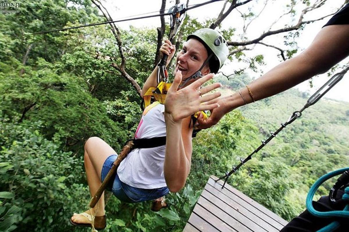 una donna su una teleferica tra gli alberi