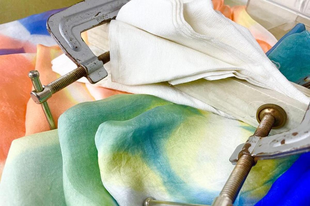 un paio di pinze per pittura appoggiate sopra un dipinto