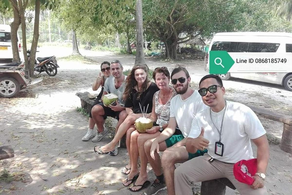 skupina lidí sedících na lavičce v parku