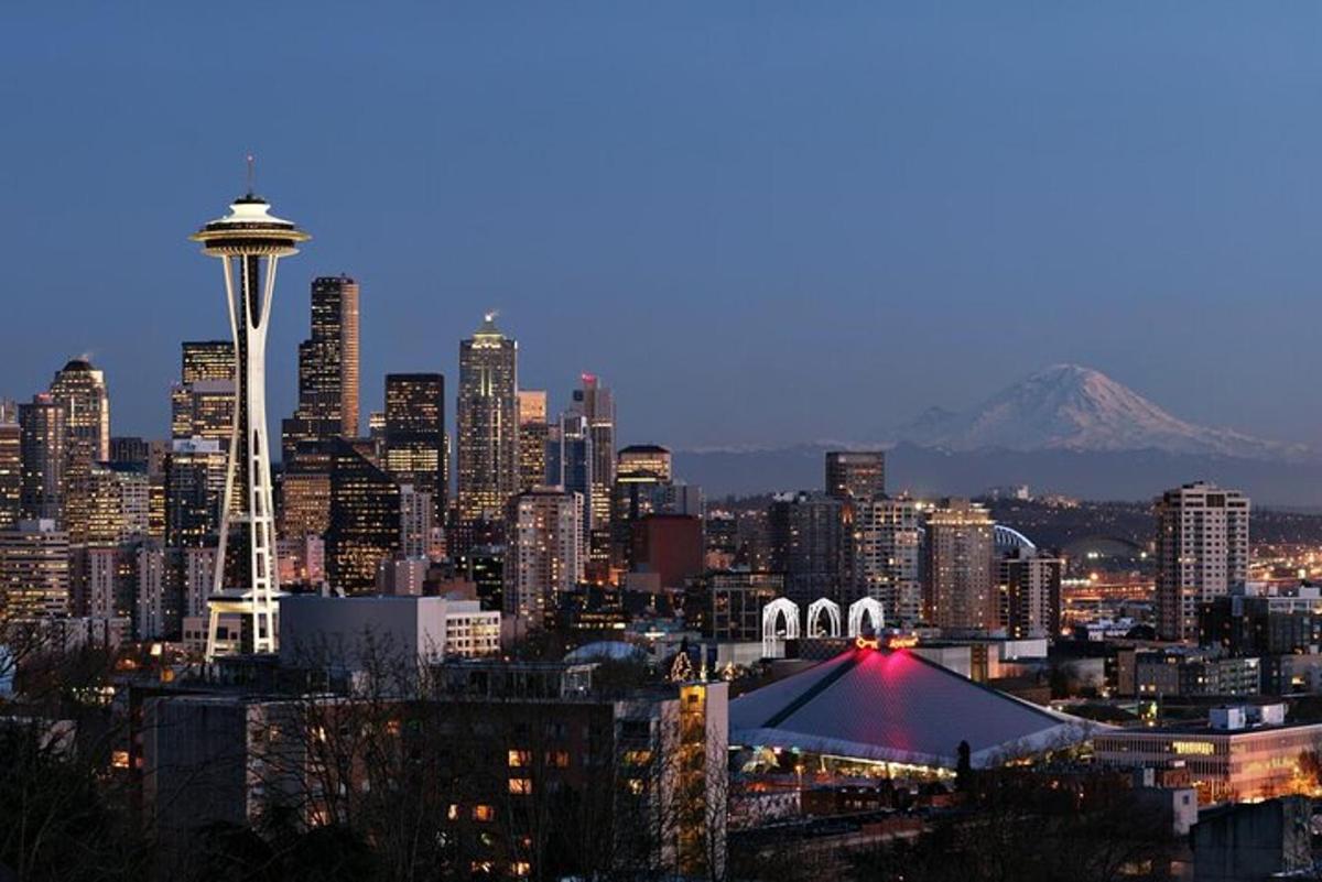 vaade linnale koos Seattle'i siluetiga öösel