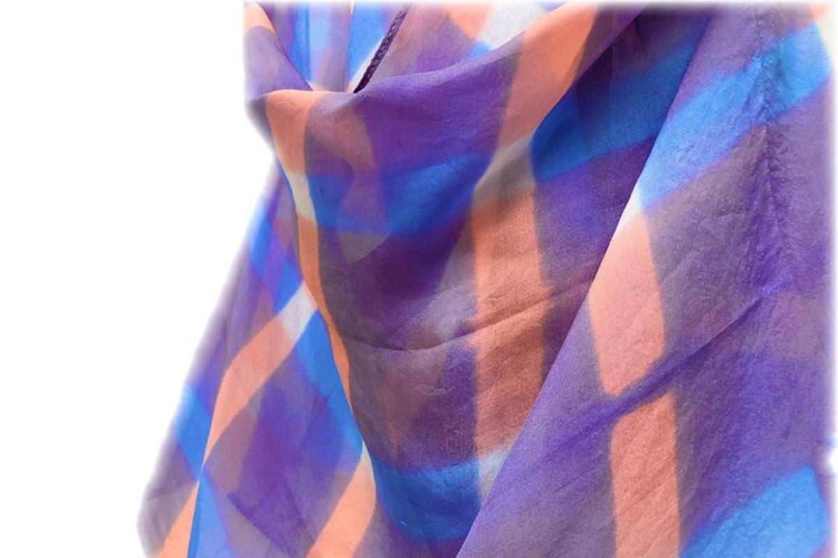 detailní záběr na modrou a oranžovou kravatu